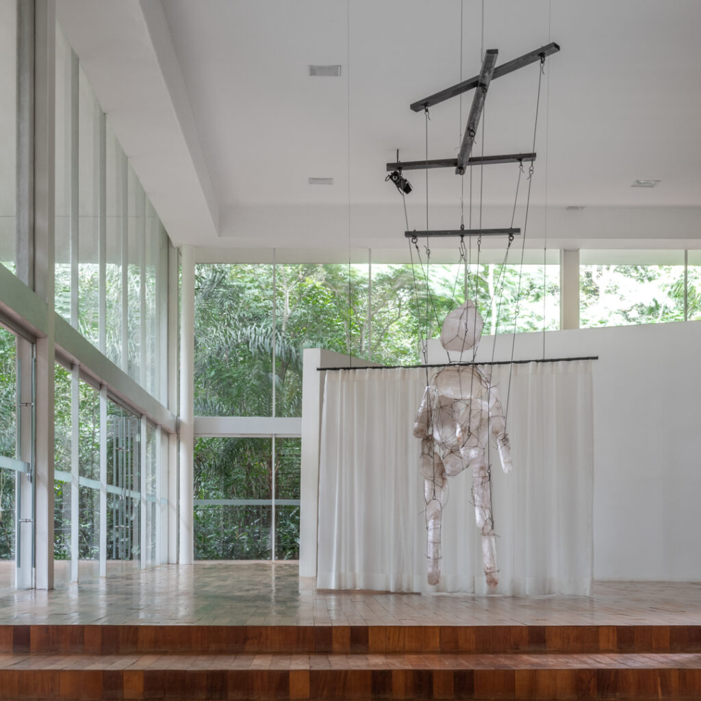 Obra sem título, da série Marionettes, 2010, de Tunga. Acervo de arte contemporânea Inhotim