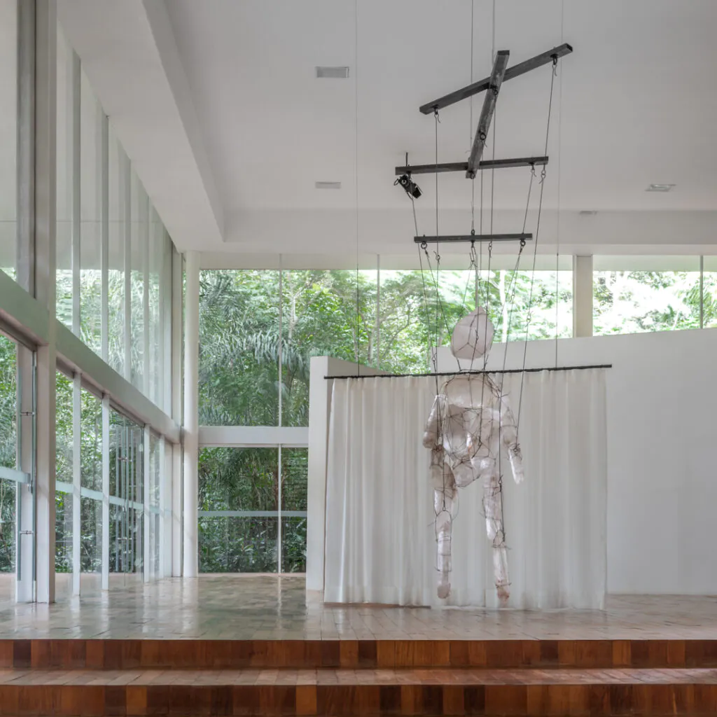 Obra sem título, da série Marionettes, 2010, de Tunga. Acervo de arte contemporânea Inhotim