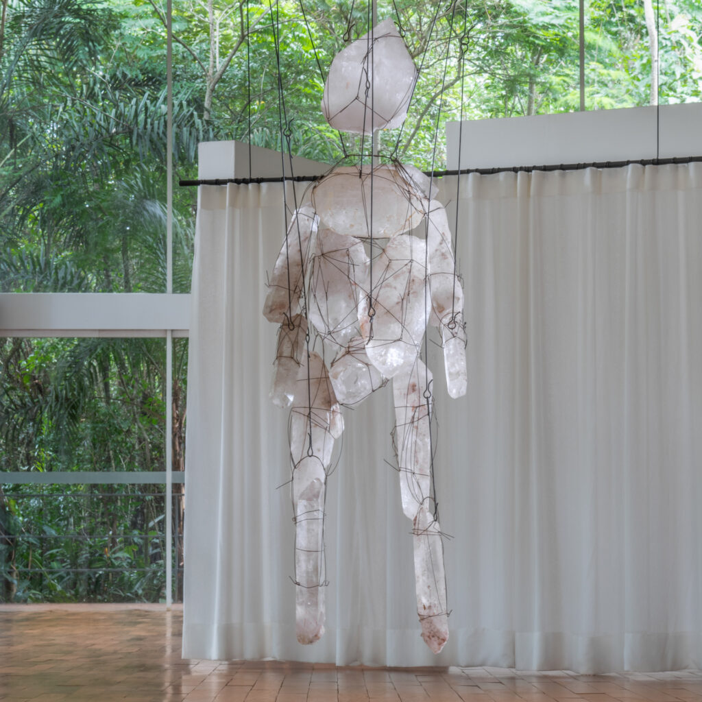 Obra sem título, da série Marionettes, 2010, de Tunga. Acervo de arte contemporânea Inhotim