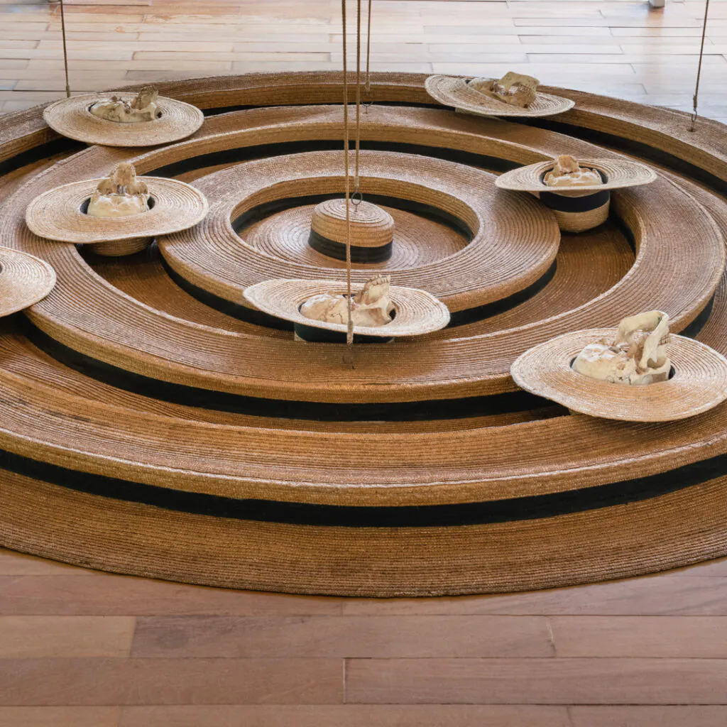 Obra Inside Out, Upside Down, 1998 , de Tunga. Acervo de arte contemporânea Inhotim