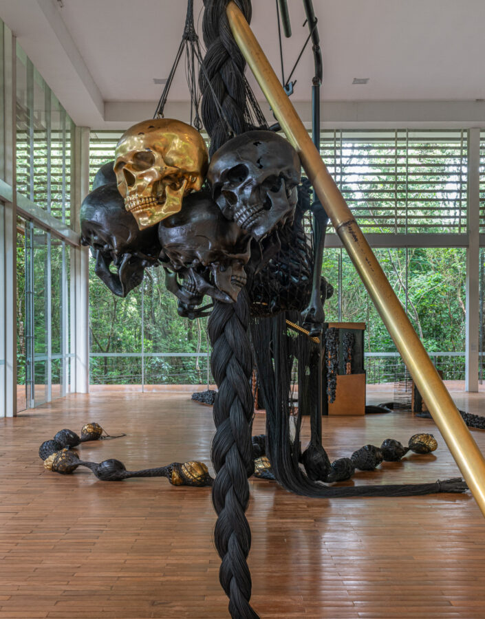 Obra À la Lumière des Deux Mondes, 2005, de Tunga. Acervo de arte contemporânea Inhotim