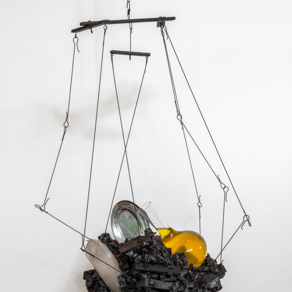 Obra X-Estudo, 2009, de Tunga. Acervo de arte contemporânea Inhotim