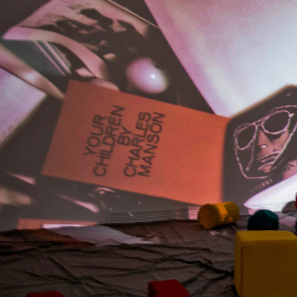 Hélio Oiticica e Neville D’Almeida, Cosmococa/CC2 Onobject, 1973, 4 projetores, slides, espuma revestida com tecido, trilha sonora (Yoko Ono, som de telefone), e equipamento de áudio, dimensões variáveis. ​Foto: William Gomes