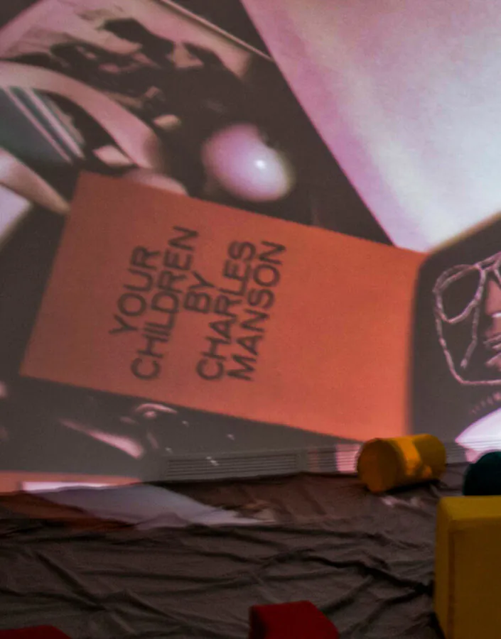 Hélio Oiticica e Neville D’Almeida, Cosmococa/CC2 Onobject, 1973, 4 projetores, slides, espuma revestida com tecido, trilha sonora (Yoko Ono, som de telefone), e equipamento de áudio, dimensões variáveis. Foto: William Gomes