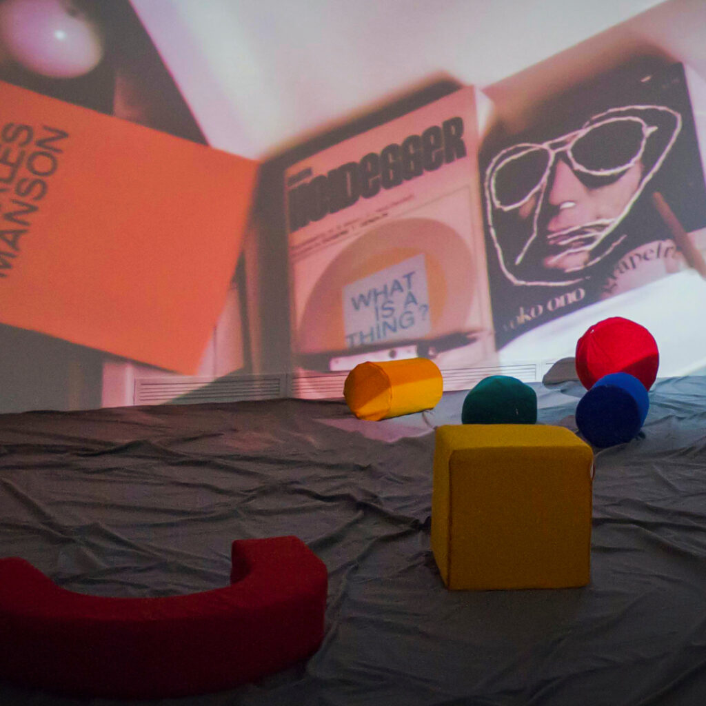 Hélio Oiticica e Neville D’Almeida, Cosmococa/CC2 Onobject, 1973, 4 projetores, slides, espuma revestida com tecido, trilha sonora (Yoko Ono, som de telefone), e equipamento de áudio, dimensões variáveis. ​Foto: William Gomes