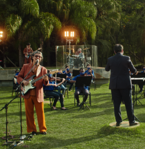 O cantor e compositor carioca se apresenta na Galeria Cosmococa. Foto: Raval 