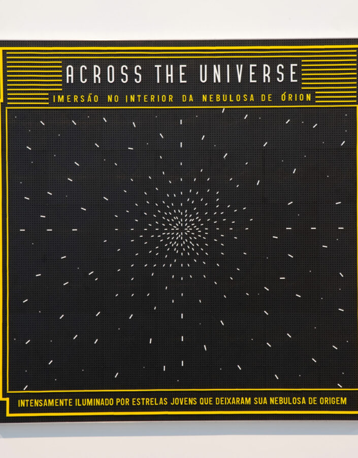 Rodrigo Matheus, "Across the Universe", da série Controles visuais, 2008, plástico, 105 x 105 cm. Em exposição na Galeria Fonte. Foto: Daniel Mansur