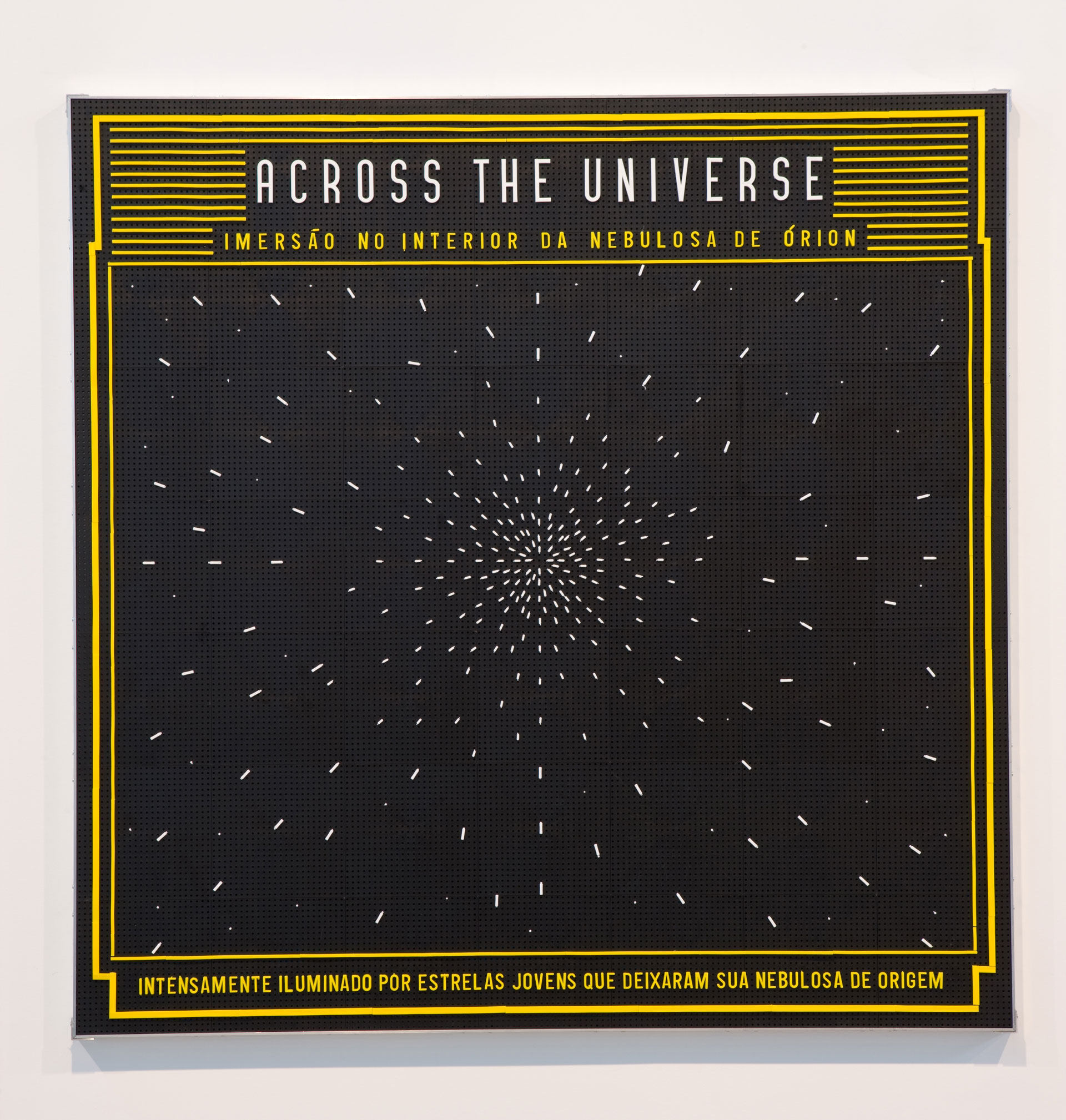 Rodrigo Matheus, "Across the Universe", da série Controles visuais, 2008, plástico, 105 x 105 cm. Em exposição na Galeria Fonte. Foto: Daniel Mansur