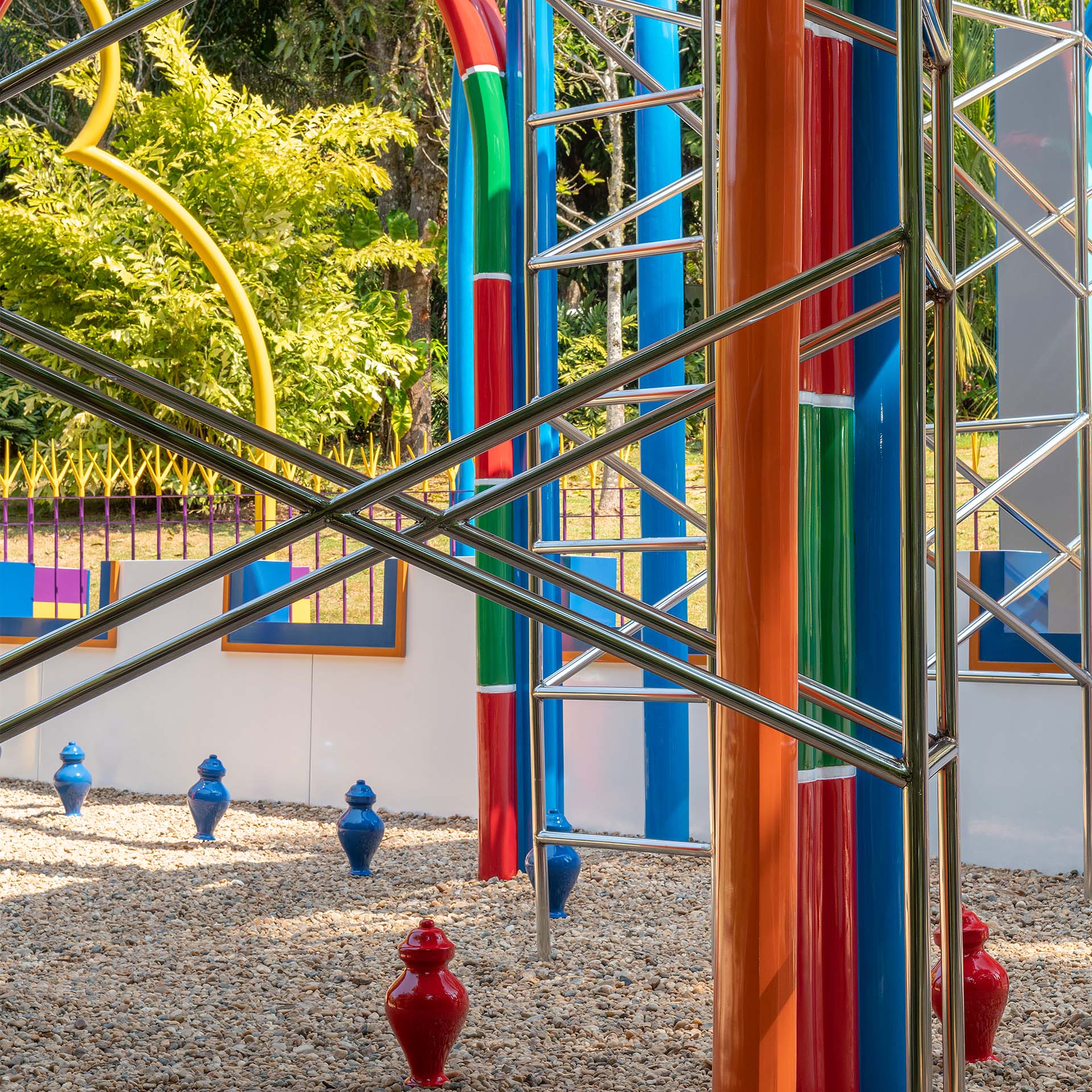 Rommulo Vieira Conceição, "O espaço físico pode ser um lugar complexo, abstrato e em construção", 2021. Metal, madeira, resina, fibra de vidro, polipropileno, poliuretano e pintura automotiva. Foto Inhotim