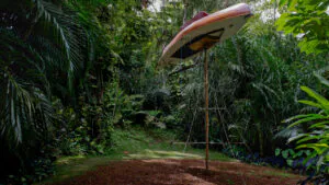 Simon Starling, The Mahogany Pavilion (Mobile Architecture nº 1), 2004, veleiro “loch long” invertido (nº73) construído em 1963 pela Boags Boat Yard em Largs, Escócia, usando mogno sul-americano, 640x600x350 cm. Foto:  William Gomes