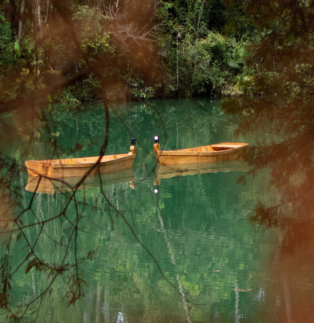 A obra de Laura Belém traz um jogo de flerte e aceno entre dois corpos que nunca se tocam.