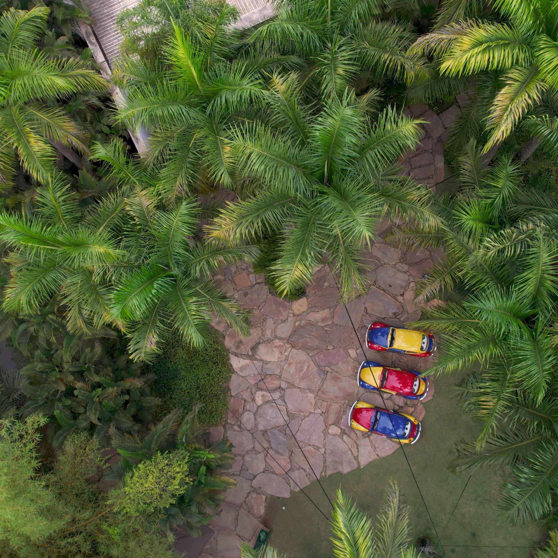 A obra Troca-troca (2002), de Jarbas Lopes se despede do Largo das Orquídeas e inicia seu percurso até a Galeria Praça. Vídeo: Área de Serviço 