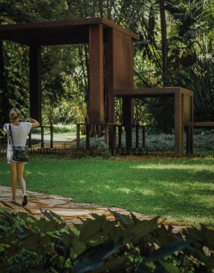 A obra externa "Inmensa" (1982-2002), de Cildo Meireles, em meio ao Jardim Pictórico do Inhotim. Foto de João Marcos Rosa.