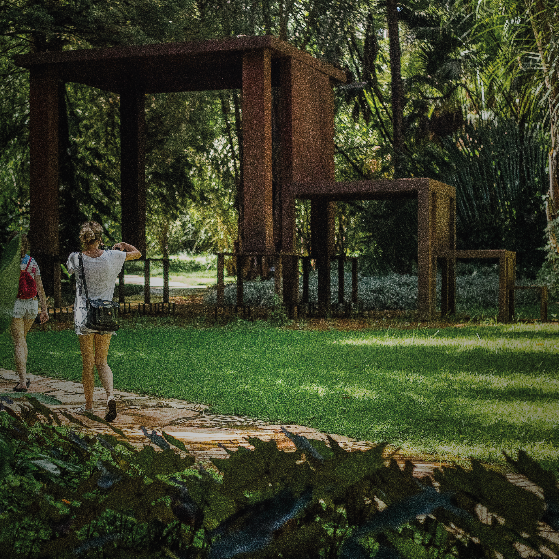 A obra externa "Inmensa" (1982-2002), de Cildo Meireles, em meio ao Jardim Pictórico do Inhotim. Foto de João Marcos Rosa.