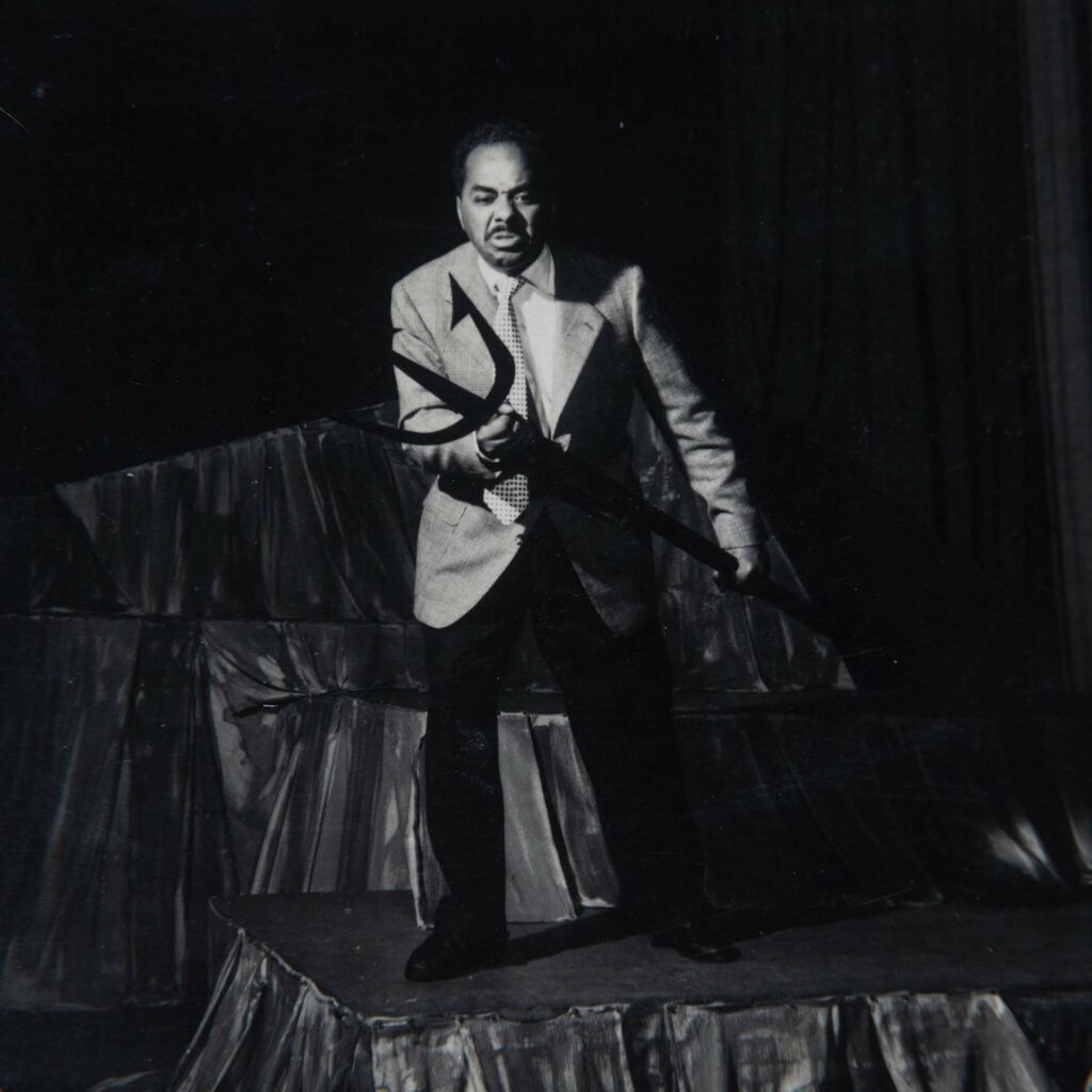 Foto por José Medeiros. Abdias Nascimento em cena de "Sortilégio" de Abdias Nascimento, 1957. Acervo Abdias Nascimento – IPEAFRO
