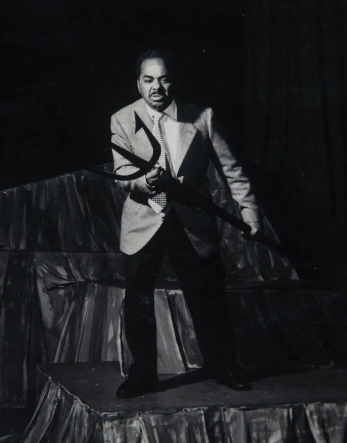 Foto por José Medeiros. Abdias Nascimento em cena de "Sortilégio" de Abdias Nascimento, 1957. Acervo Abdias Nascimento – IPEAFRO