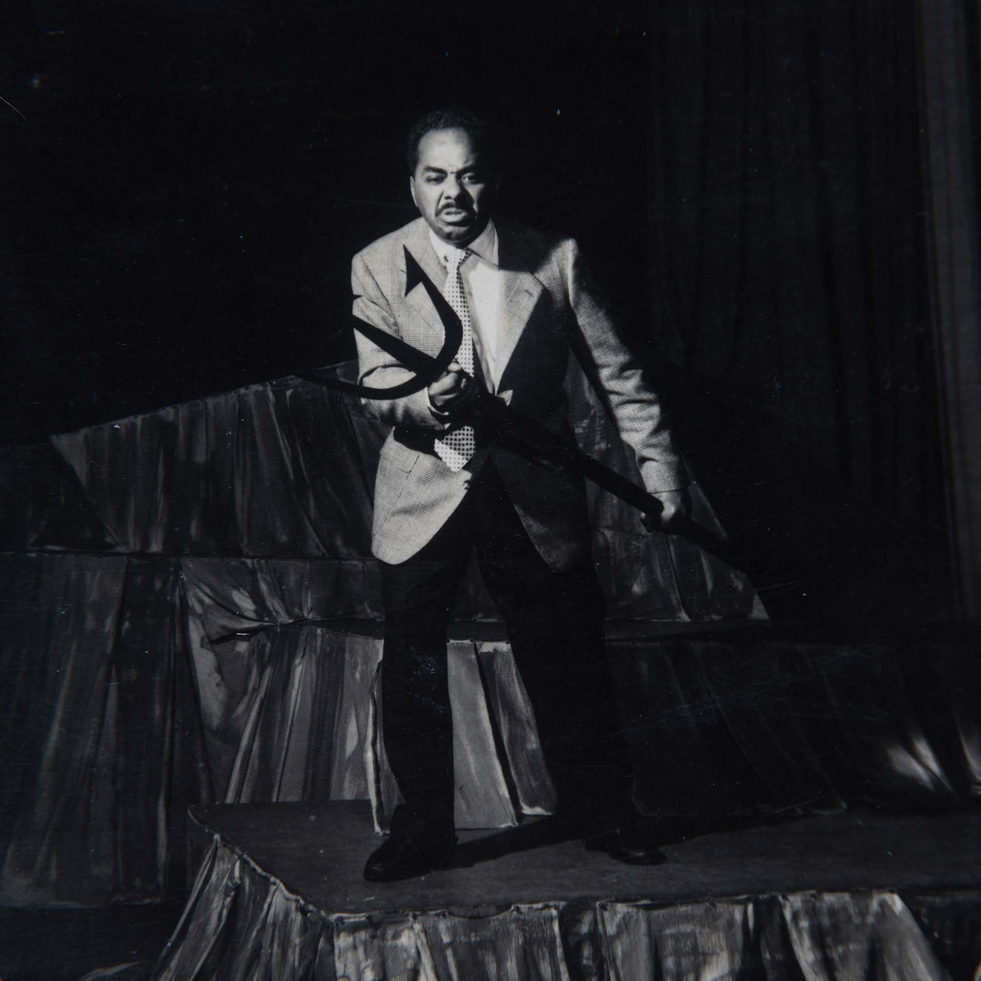 Foto por José Medeiros. Abdias Nascimento em cena de "Sortilégio" de Abdias Nascimento, 1957. Acervo Abdias Nascimento – IPEAFRO