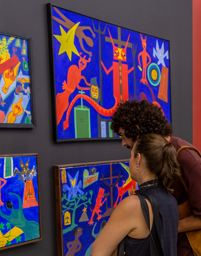 Visitantes são convidados a refletir de forma lúdica sobre impressões de obras de arte do acervo.