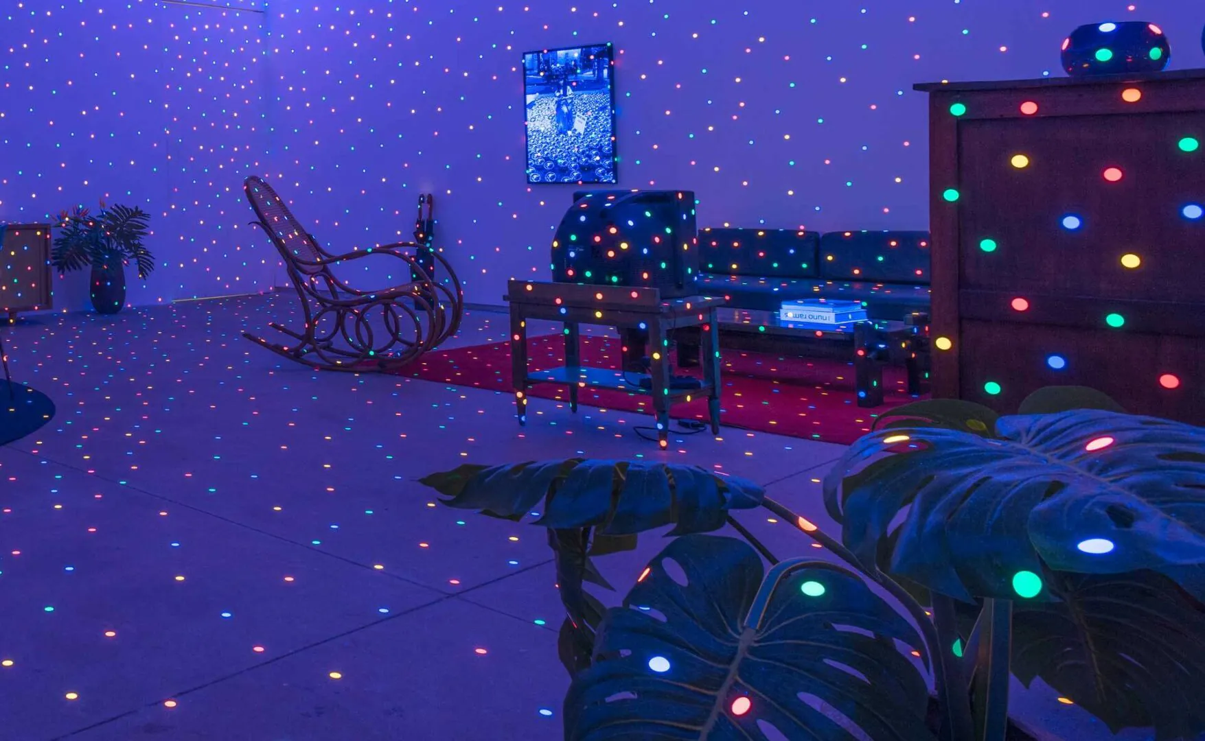 Obras icônicas e imersivas da artista estão presentes na Galeria Yayoi Kusama. Foto: Daniel Mansur