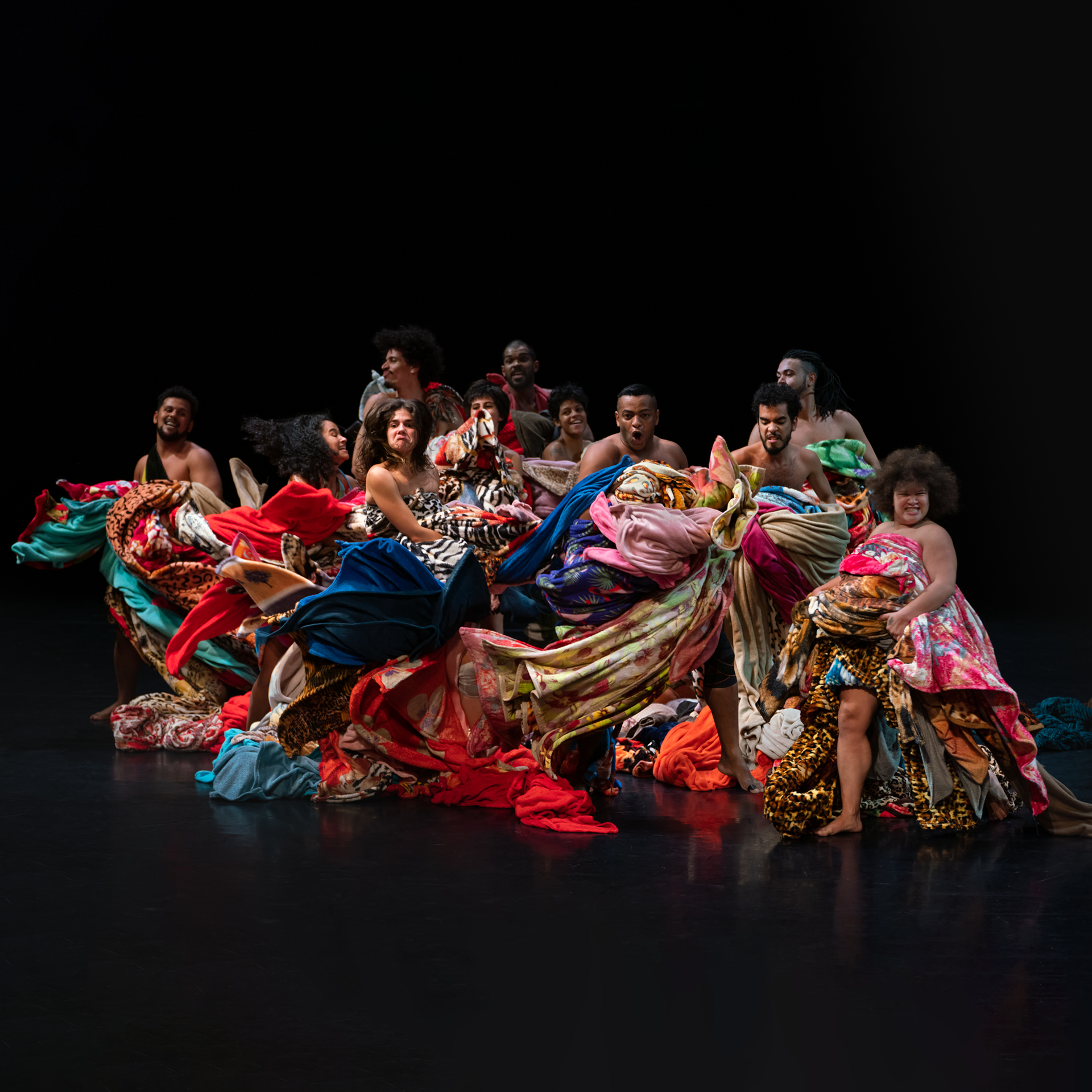 Espetáculo de Lia Rodrigues será realizado no espaço da obra Invenção da cor, penetrável Magic Square #5, De Luxe (1977). Foto: Sammi Landweer