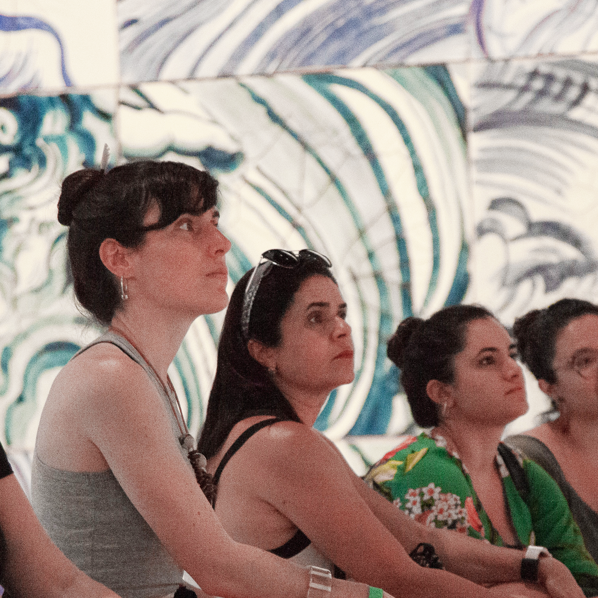 Visita temática convida o público a pensar como grandes eventos afetam a produção artística a partir de galerias e obras do Inhotim. Foto: Brendon Campos