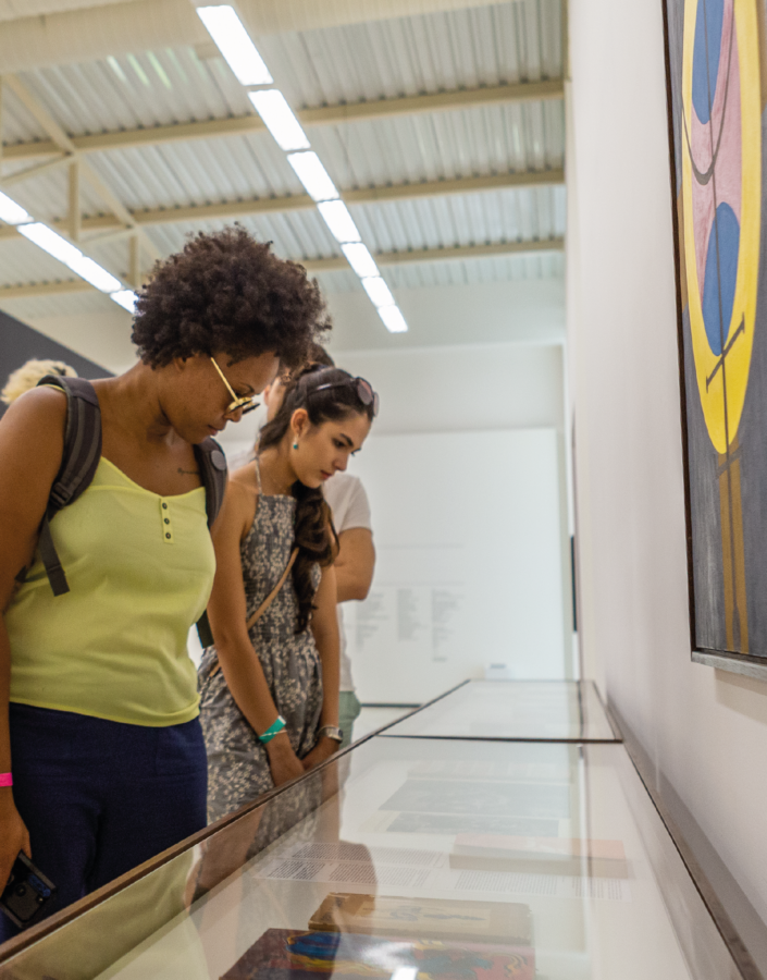 Trabalho de de Abdias Nascimento, Doris Salcedo, Miguel Rio Branco e Claudia Andujar é o ponto de partida para o diálogo sobre a democracia. Foto: Patrick Arley