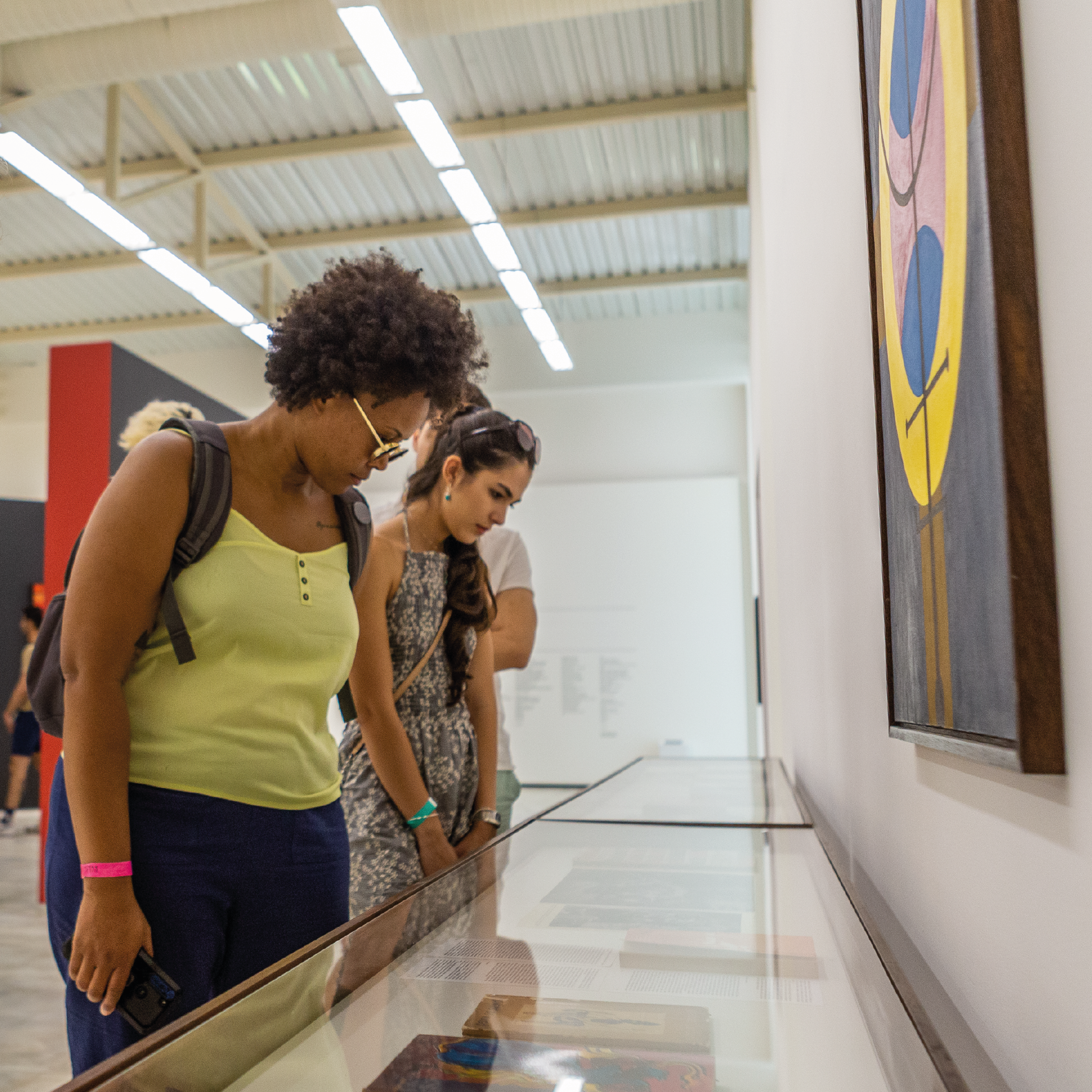 Trabalho de de Abdias Nascimento, Doris Salcedo, Miguel Rio Branco e Claudia Andujar é o ponto de partida para o diálogo sobre a democracia. Foto: Patrick Arley