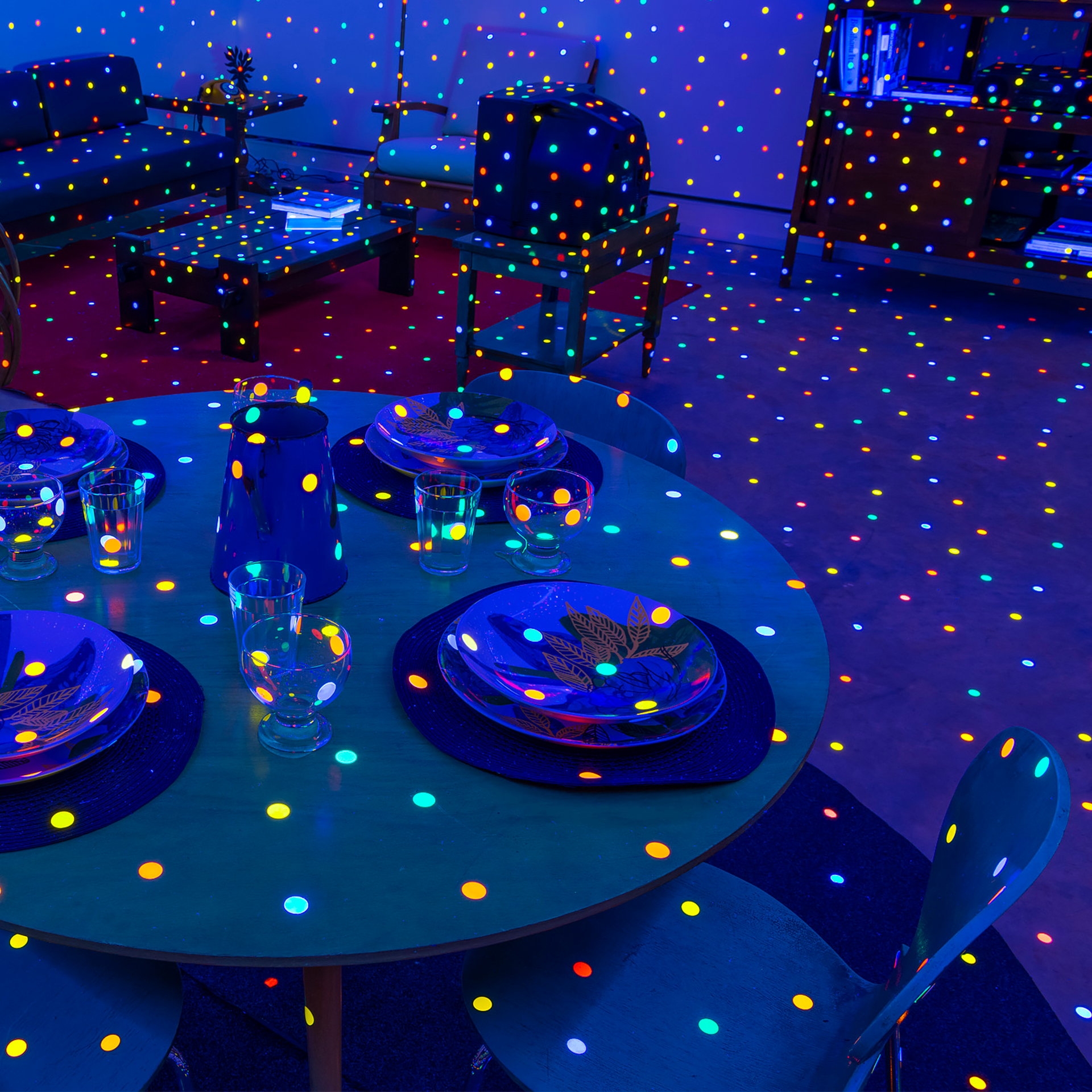 Crianças são convidadas a criar uma pintura inspirada pelos jardins e cores da Galeria Yayoi Kusama. Foto: Daniel Mansur