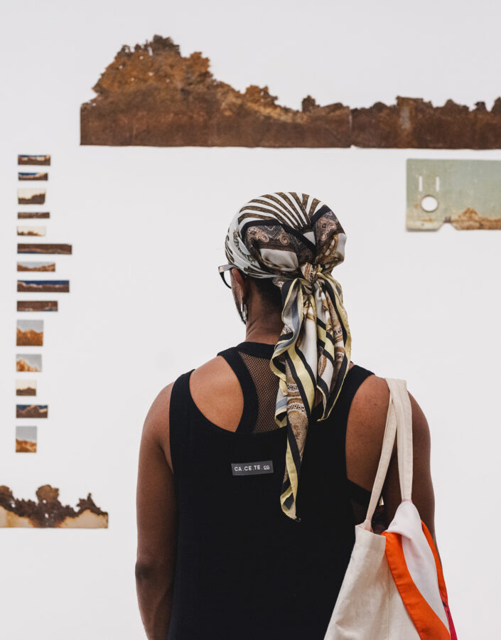 Durante a atividade, participantes fazem reflexões sobre o fazer artístico a partir da exposição Direito à forma. Foto: Daniela Paoliello