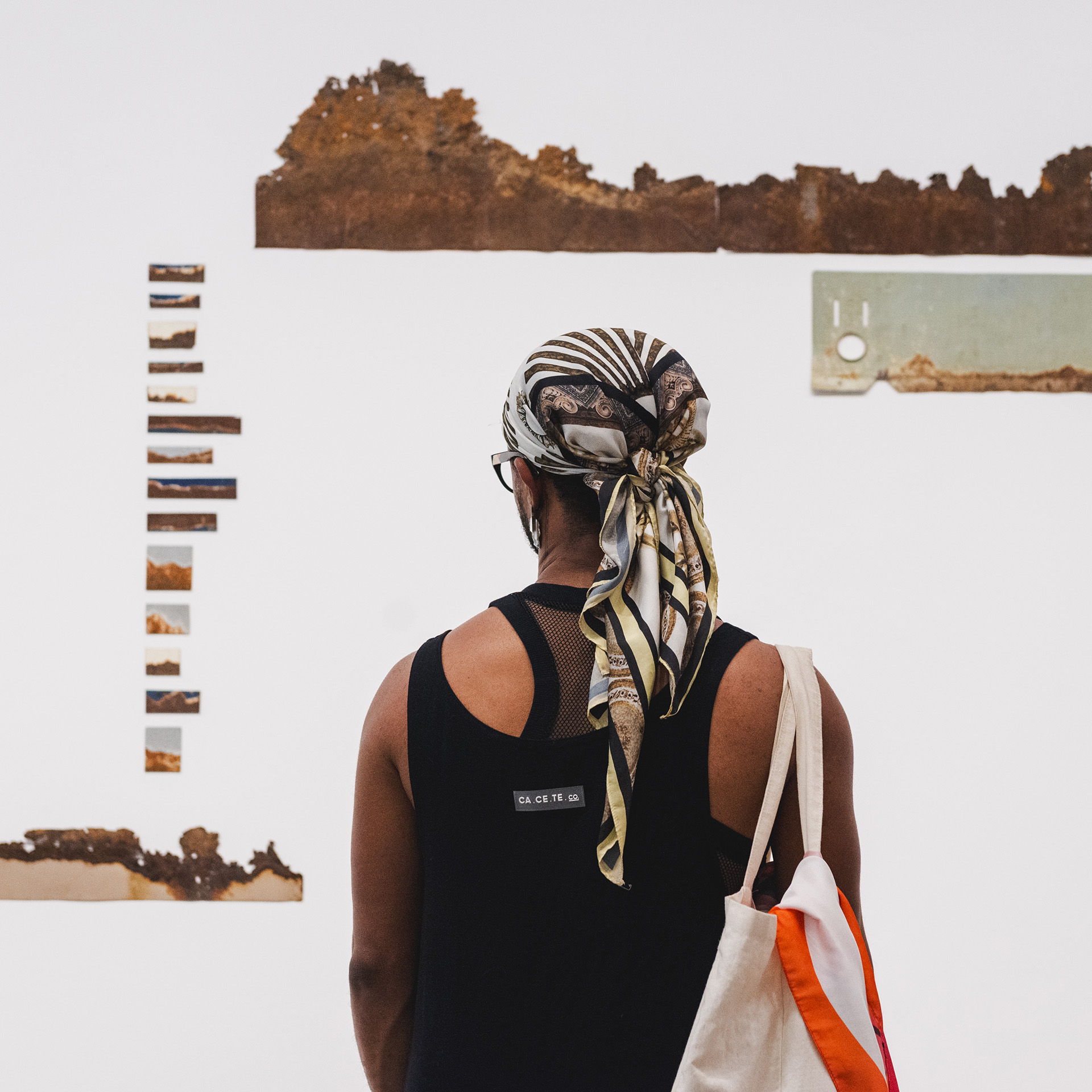 Durante a atividade, participantes fazem reflexões sobre o fazer artístico a partir da exposição Direito à forma. Foto: Daniela Paoliello