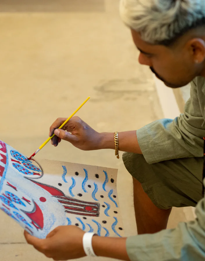 O Ateliê Circulante convida para atividades em diferentes pontos do Inhotim, experimentando a arte e a natureza. Foto: Giselle Dietze