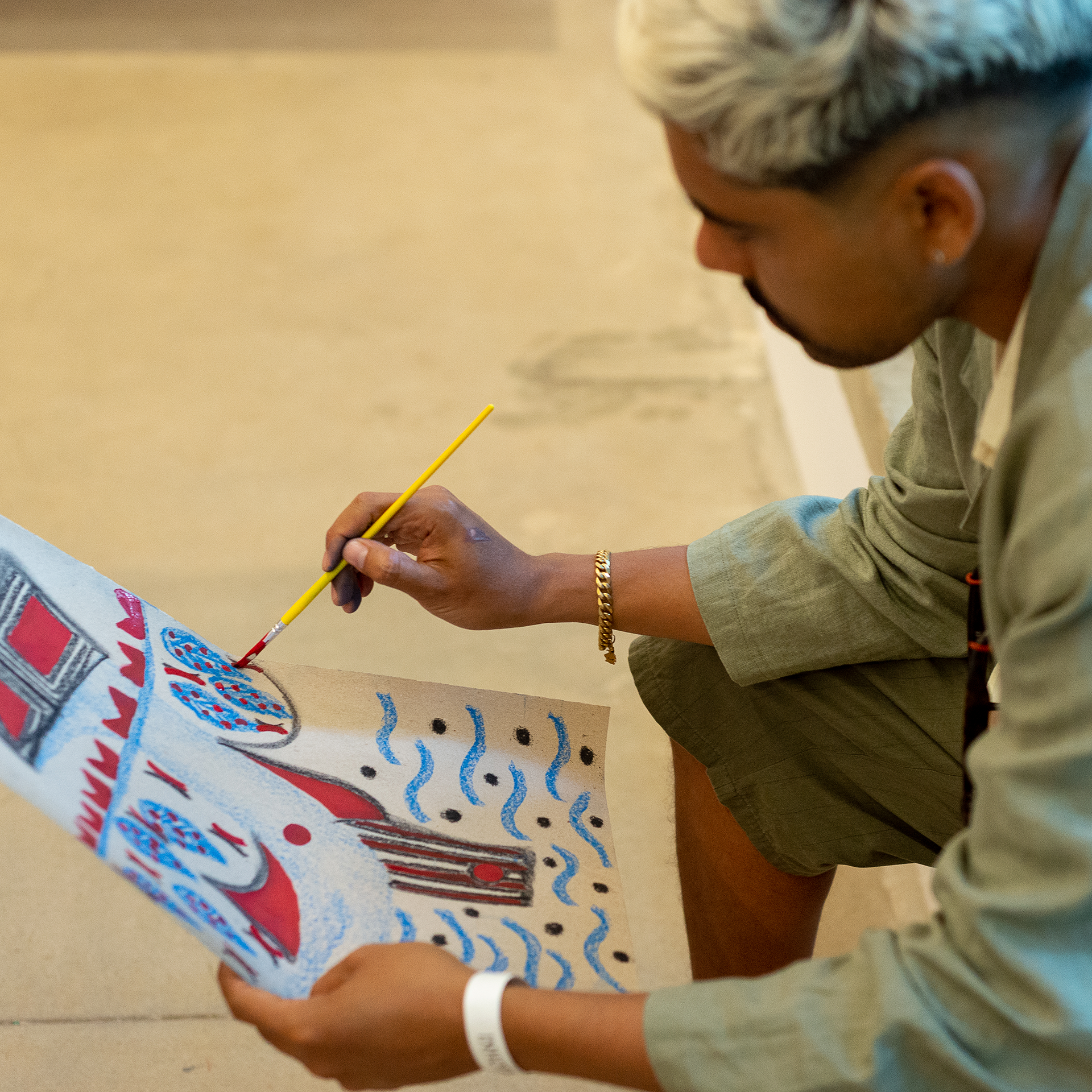 O Ateliê Circulante convida para atividades em diferentes pontos do Inhotim, experimentando a arte e a natureza. Foto: Giselle Dietze