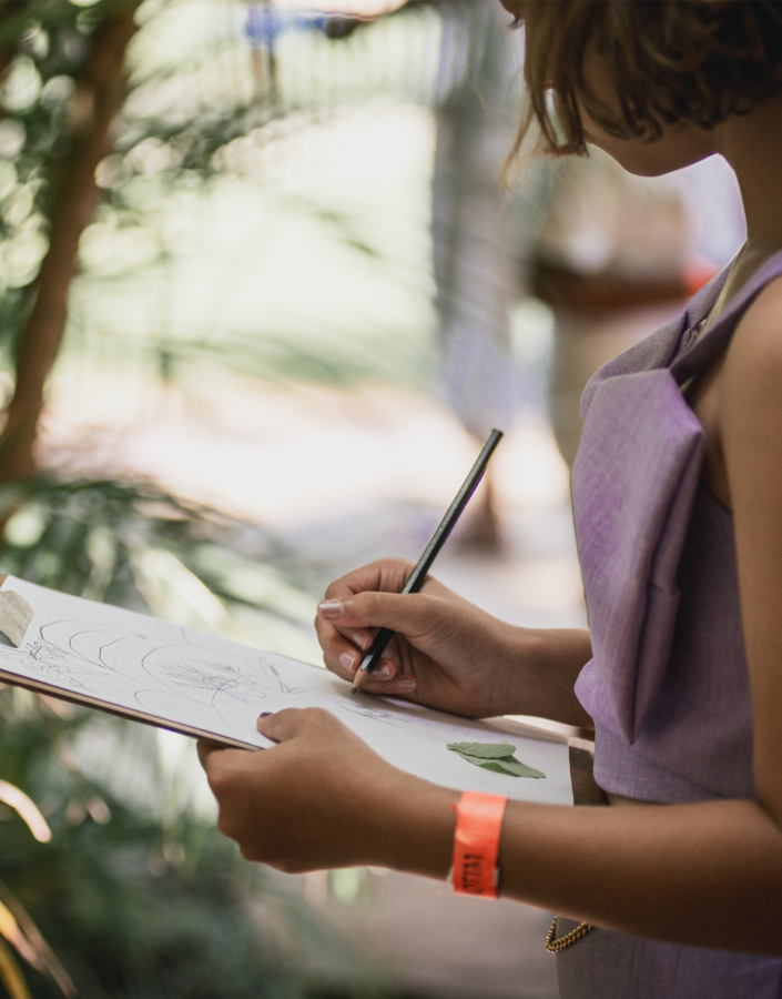  O Ateliê Circulante convida para atividades em diferentes pontos do Inhotim, experimentando a arte e a natureza. Foto: Daniela Paoliello