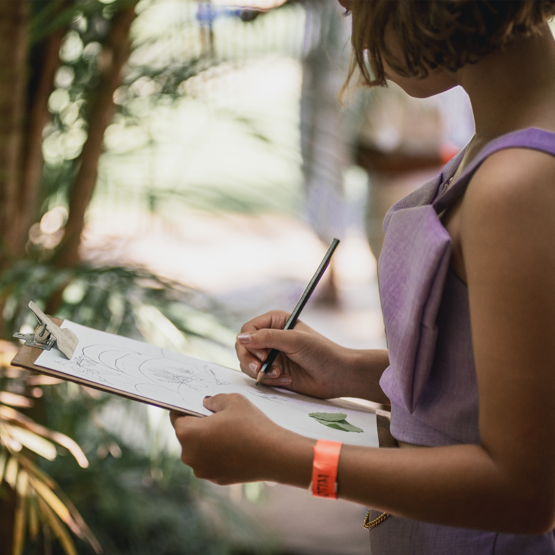  O Ateliê Circulante convida para atividades em diferentes pontos do Inhotim, experimentando a arte e a natureza. Foto: Daniela Paoliello