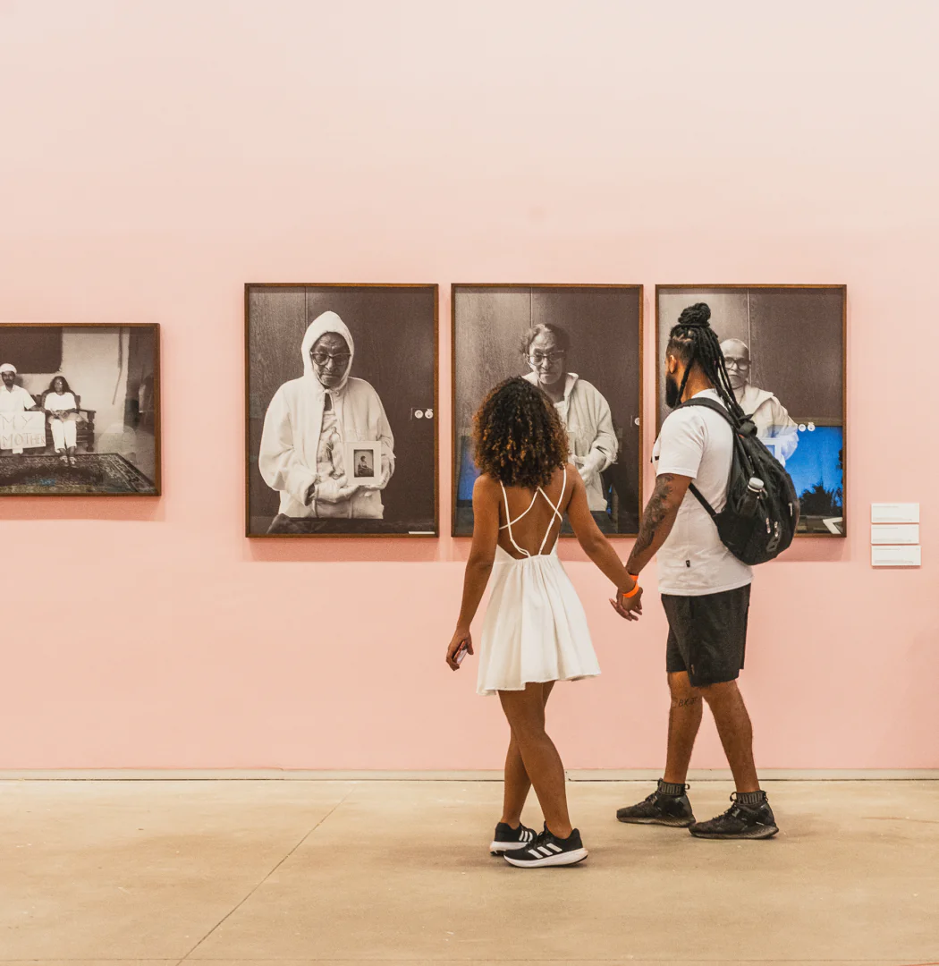 O artista Paulo Nazareth trabalha maneiras de se relacionar com a terra, entre outros temas, em “Esconjuro”. Foto: Daniela Paoliello