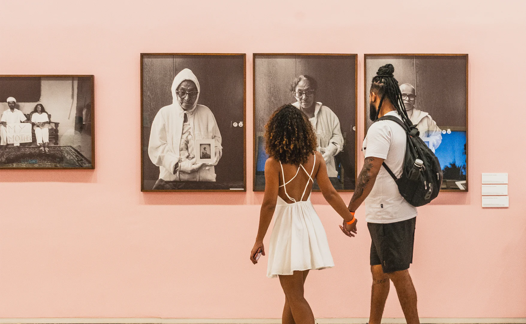 O artista Paulo Nazareth trabalha maneiras de se relacionar com a terra, entre outros temas, em “Esconjuro”. Foto: Daniela Paoliello
