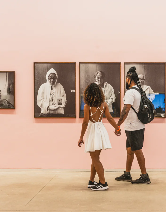 O artista Paulo Nazareth trabalha maneiras de se relacionar com a terra, entre outros temas, em “Esconjuro”. Foto: Daniela Paoliello