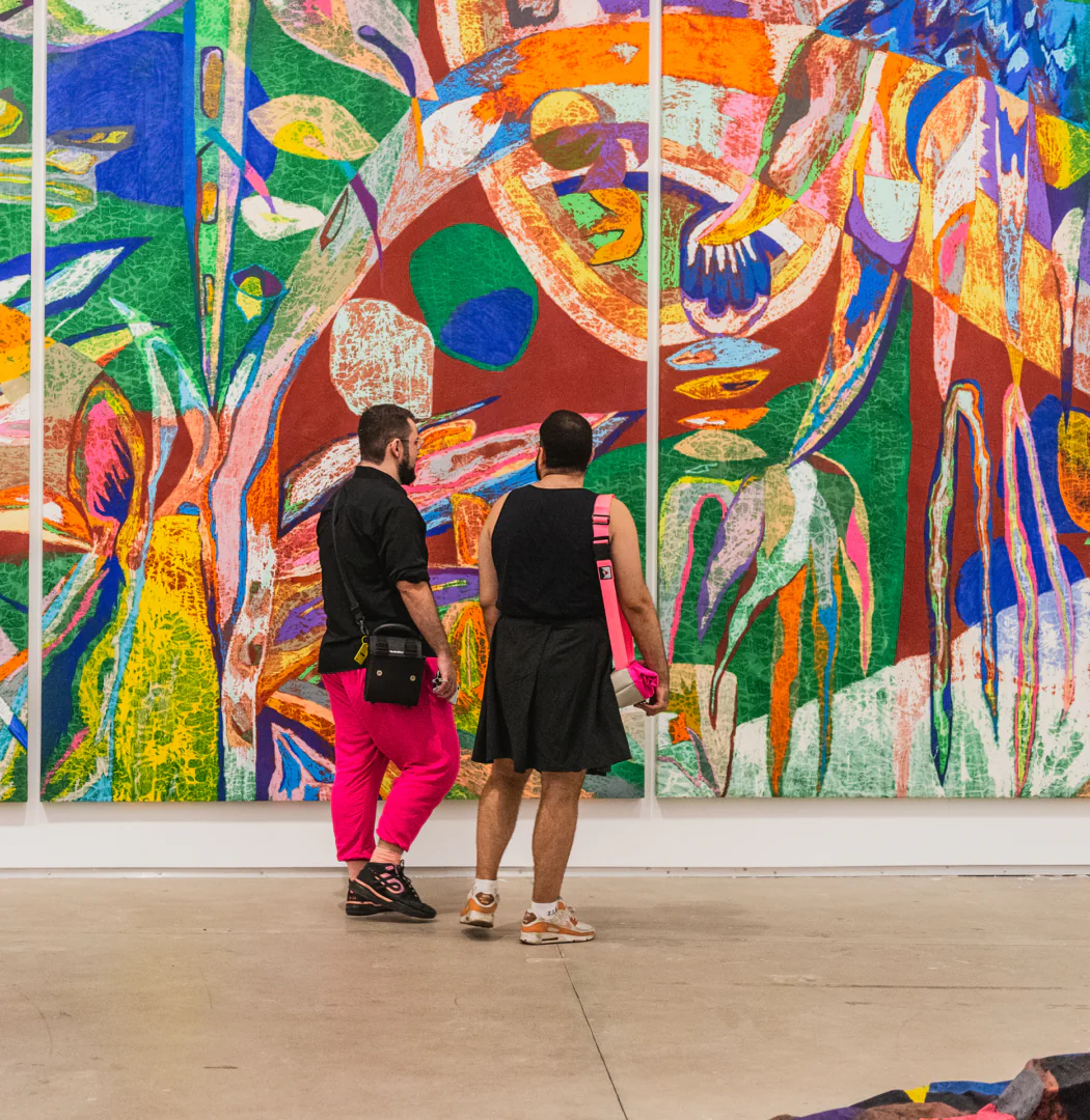 O artista Paulo Nazareth trabalha maneiras de se relacionar com a terra, entre outros temas, em “Esconjuro”. Foto Daniela Paoliello