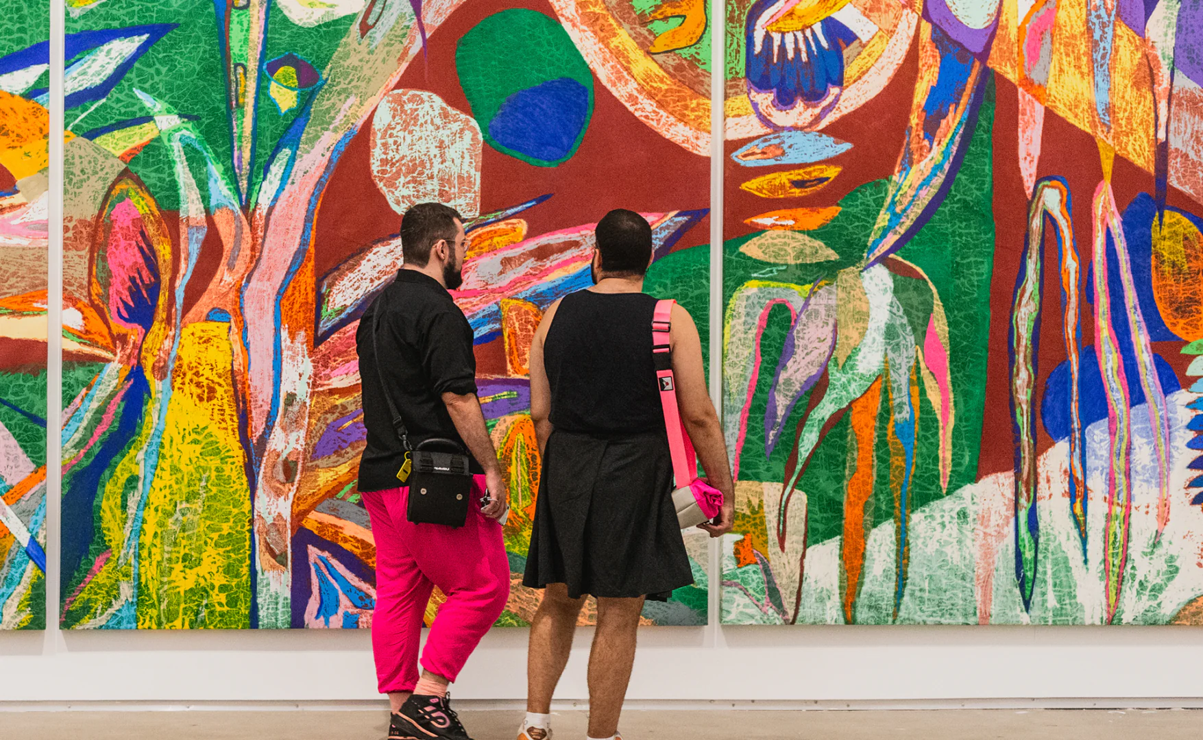 O artista Paulo Nazareth trabalha maneiras de se relacionar com a terra, entre outros temas, em “Esconjuro”. Foto Daniela Paoliello