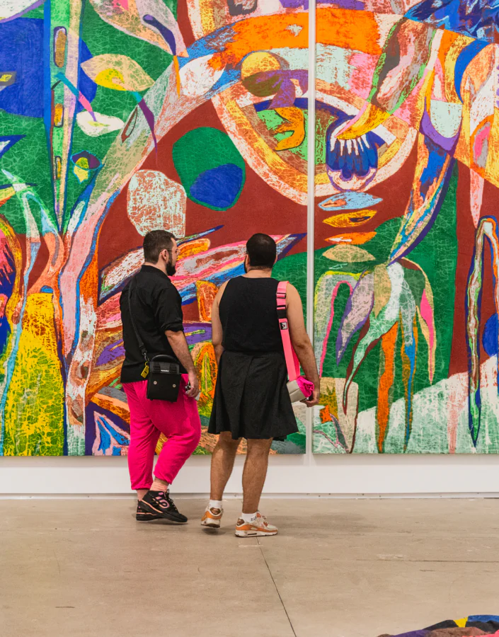 O artista Paulo Nazareth trabalha maneiras de se relacionar com a terra, entre outros temas, em “Esconjuro”. Foto Daniela Paoliello