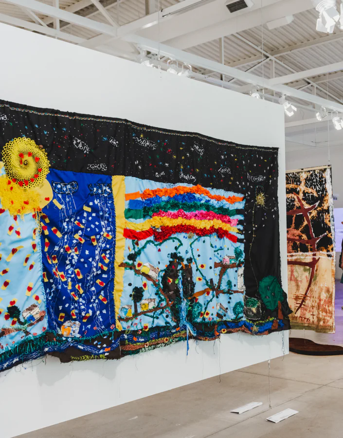 O público é convidado a trabalhar a memória e o feminino por meio do bordado e do diálogo. Foto: Daniela Paoliello