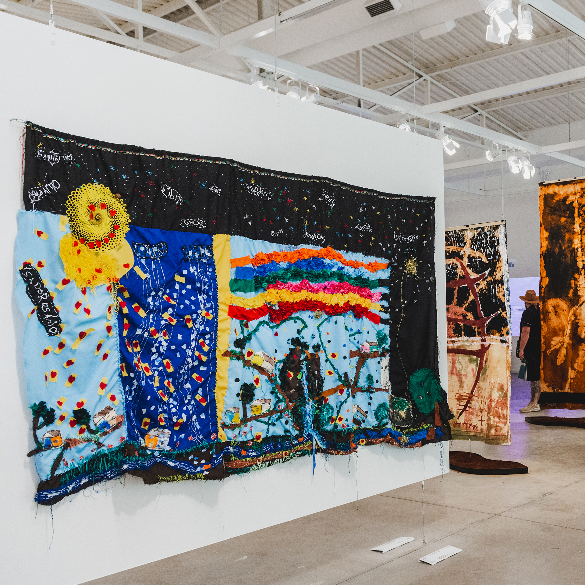 O público é convidado a trabalhar a memória e o feminino por meio do bordado e do diálogo. Foto: Daniela Paoliello