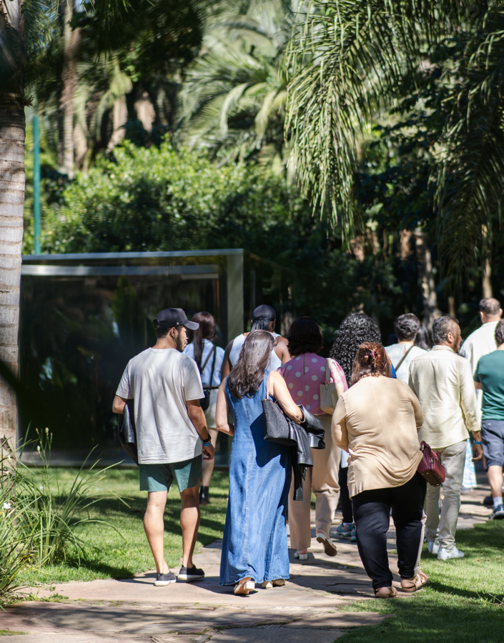 Uma visita para redescobrir o Inhotim junto com um dos guias mais experientes do local, Junio César. Foto: Brendon Campos