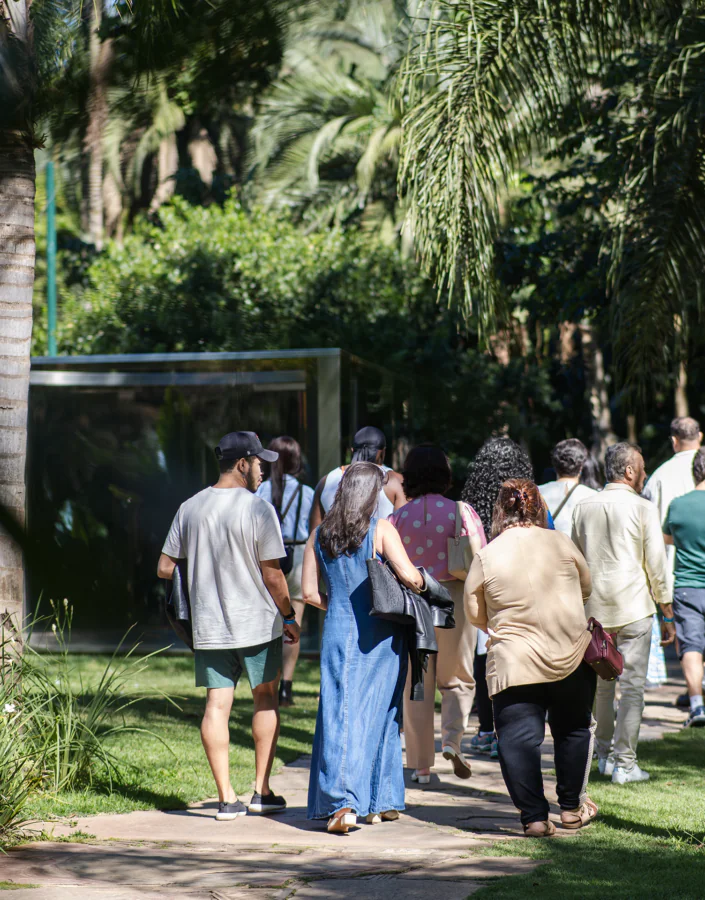Uma visita para redescobrir o Inhotim junto com um dos guias mais experientes do local, Junio César. Foto: Brendon Campos