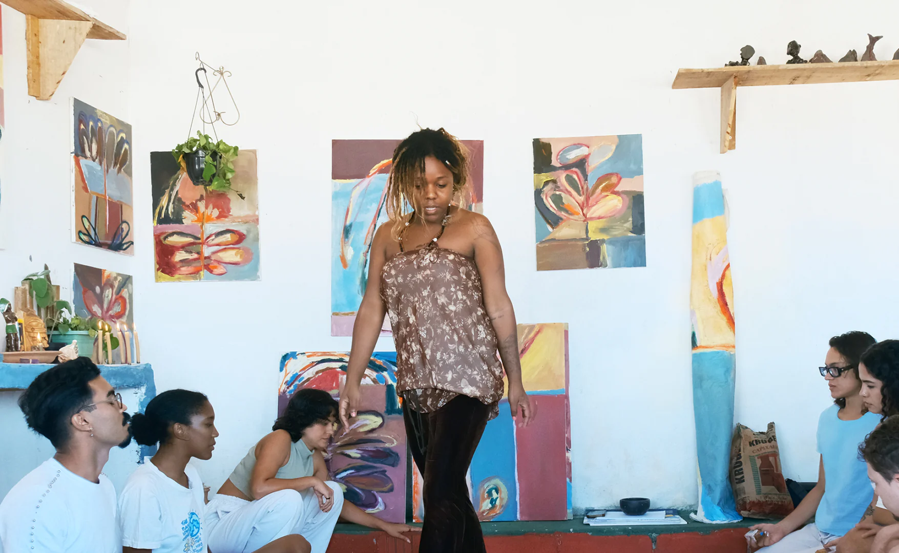 Castiel Vitorino Brasileiro traz uma série de exercícios respiratórios como ponto de partida para a criação de desenhos, pinturas e poesias. Foto: Pablo Rodrigo