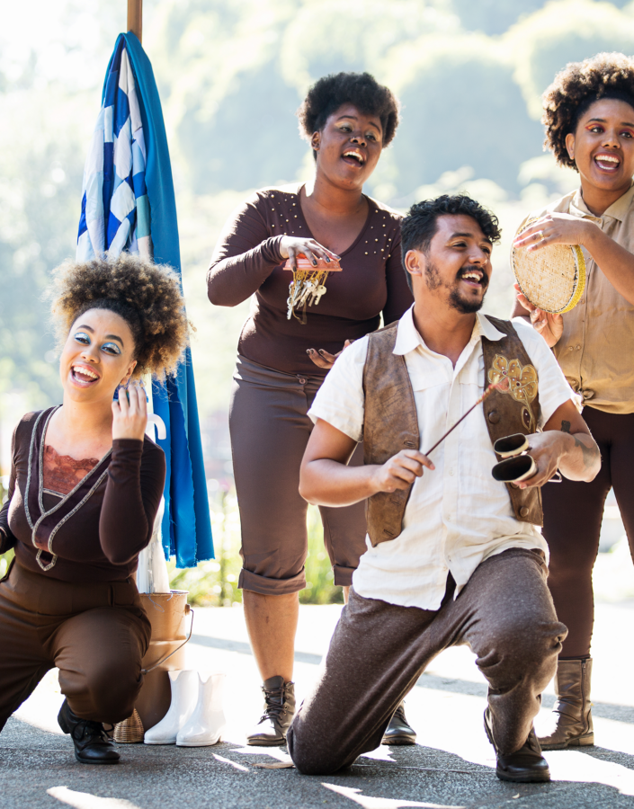 Na edição de julho do Encontros com Inhotim, a Cia Bando traz uma releitura do mito africano O casamento da Princesa Abena. Foto: Pablo Bernardo. 