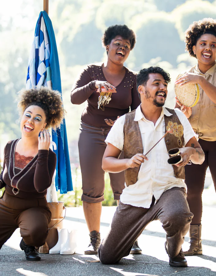 Na edição de julho do Encontros com Inhotim, a Cia Bando traz uma releitura do mito africano O casamento da Princesa Abena. Foto: Pablo Bernardo. 