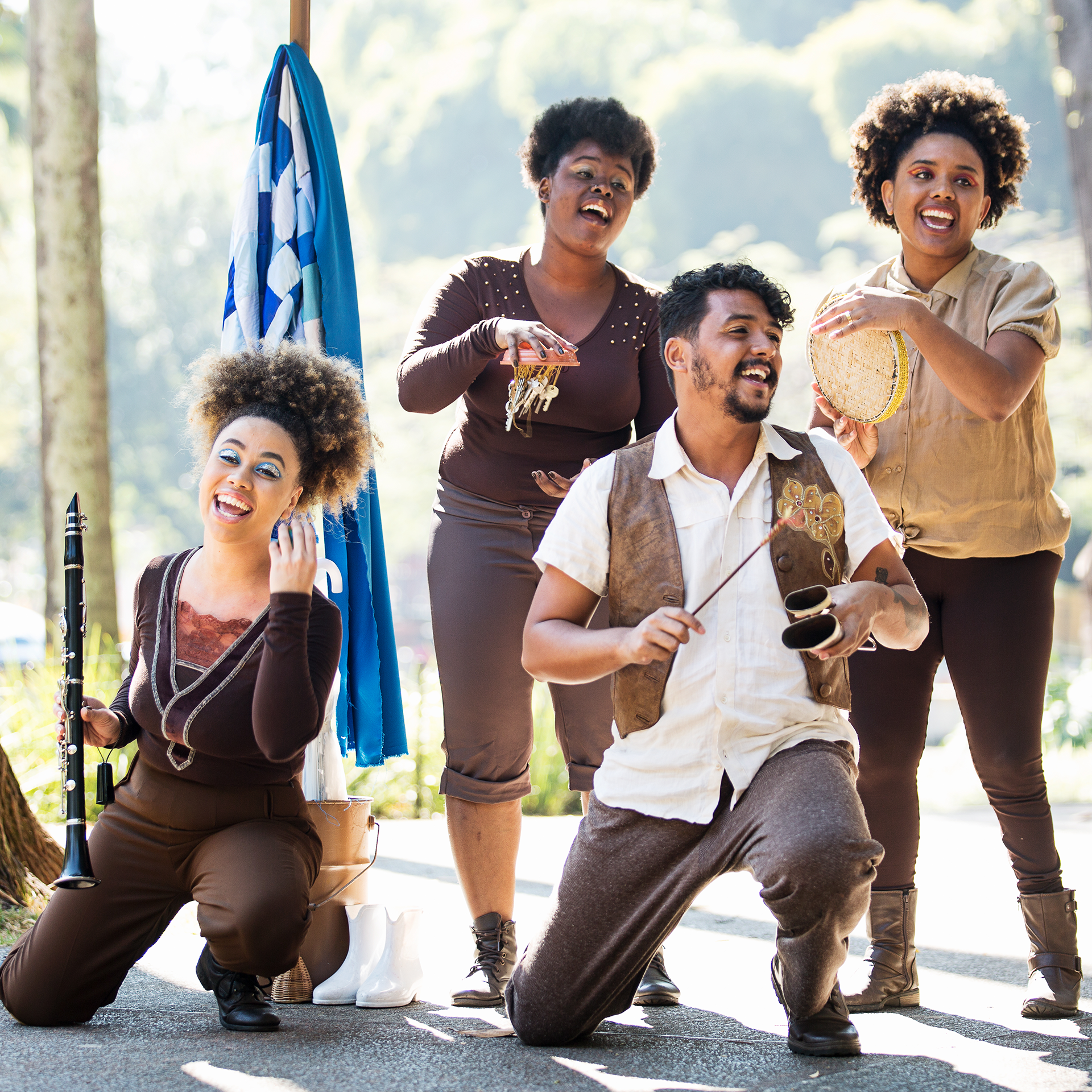 Na edição de julho do Encontros com Inhotim, a Cia Bando traz uma releitura do mito africano O casamento da Princesa Abena. Foto: Pablo Bernardo. 