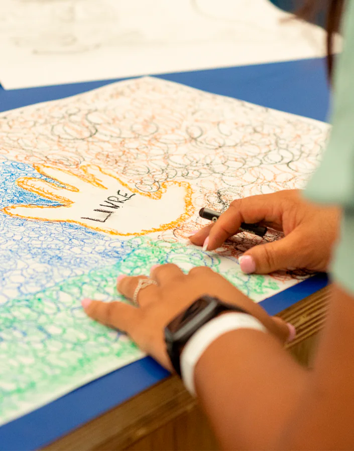 O Ateliê Circulante convida para atividades em diferentes pontos do Inhotim, experimentando a arte e a natureza. Foto: Giselle Dietze