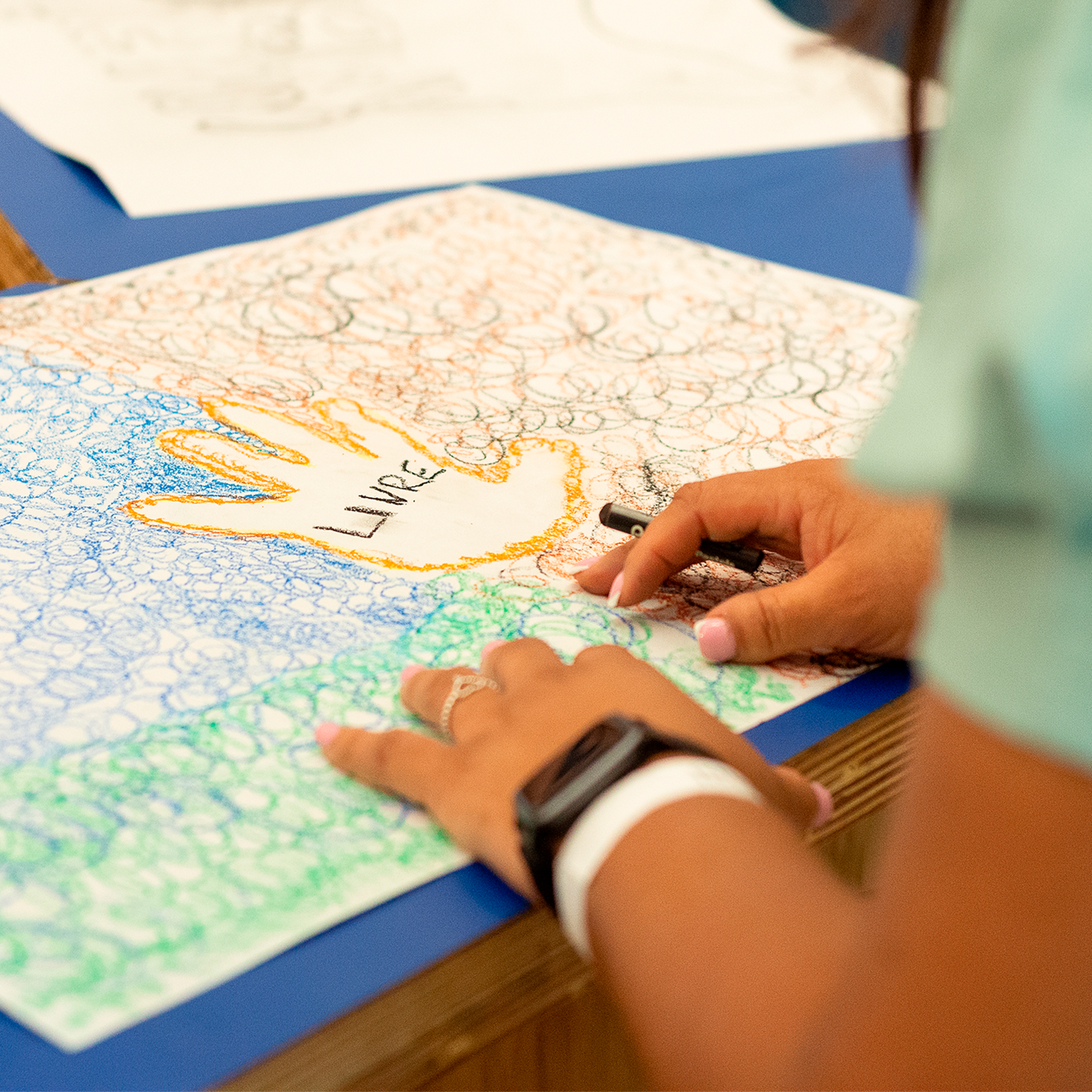 O Ateliê Circulante convida para atividades em diferentes pontos do Inhotim, experimentando a arte e a natureza. Foto: Giselle Dietze